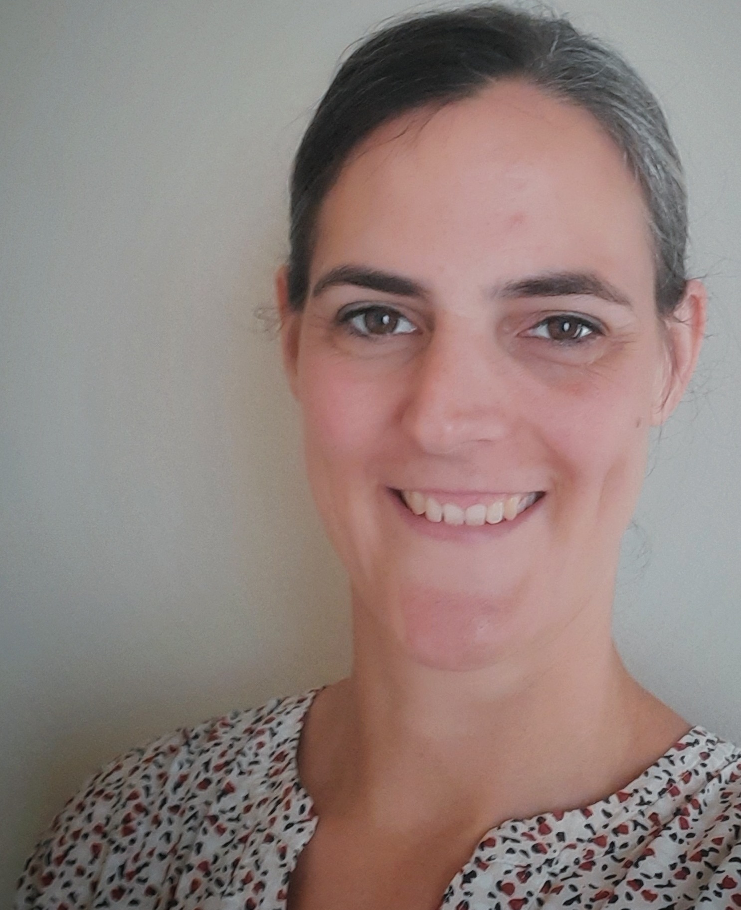 Gesicht, Kopf, Lächeln, Portrait, Bluse, Kopf, Gesicht, Portrait, Hals, Lächeln